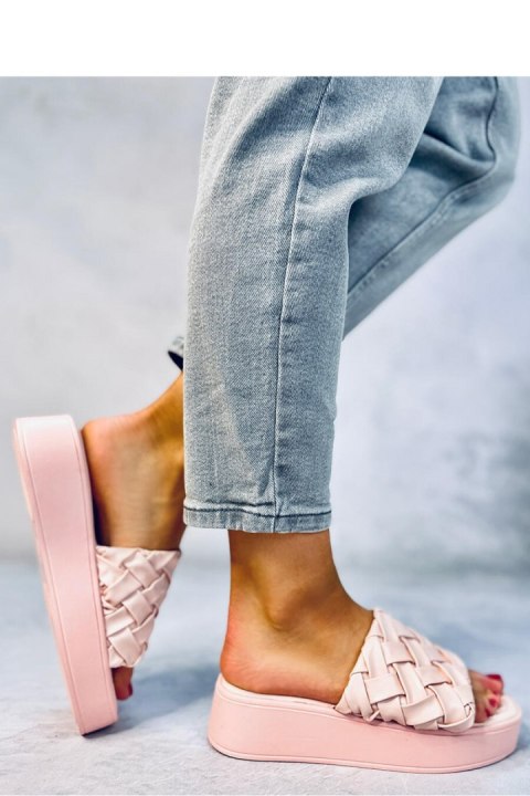 Sandał Klapki na koturnie INABA PINK - Inello Sandał Klapki na koturnie INABA PINK - Inello