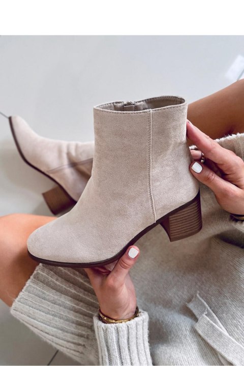 Botki na obcasie zamszowe klasyczne NATINA BEIGE - Inello Botki na obcasie zamszowe klasyczne NATINA BEIGE - Inello
