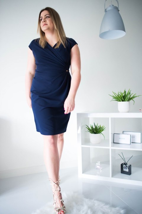 Sukienka Model Oktawia Navy - Jersa Sukienka Model Oktawia Navy - Jersa