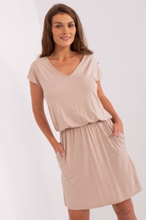 Sukienka Model WN-SK-658.62P Beige - Rue Paris Sukienka Model WN-SK-658.62P Beige - Rue Paris