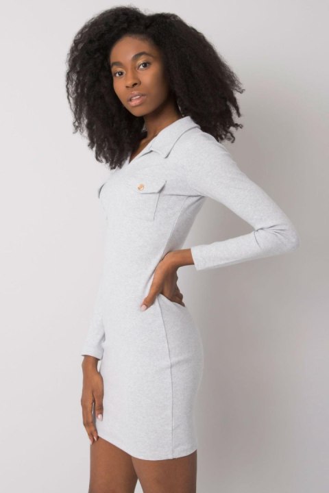 Sukienka Model RV-SK-7435.38 Light Grey - Rue Paris Sukienka Model RV-SK-7435.38 Light Grey - Rue Paris