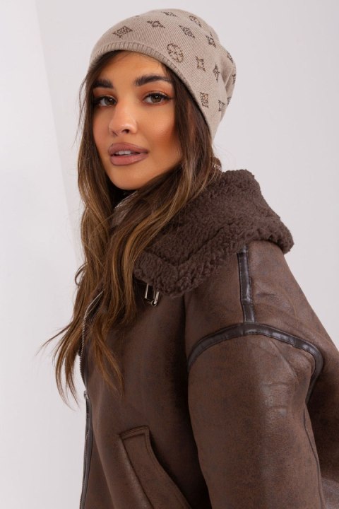 Czapka Model AT-CZ-2325.85 Dark Beige - AT Czapka Model AT-CZ-2325.85 Dark Beige - AT