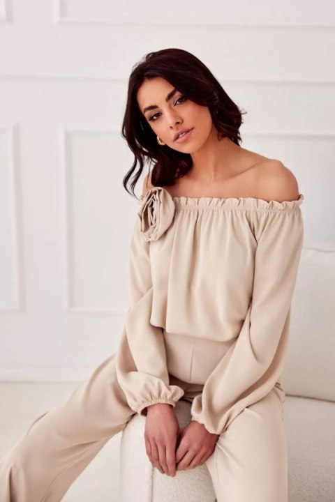 Bluzka Model Rosie BEZ BLU0180 Beige - Roco Fashion Bluzka Model Rosie BEZ BLU0180 Beige - Roco Fashion