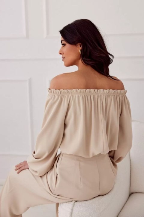 Bluzka Model Rosie BEZ BLU0180 Beige - Roco Fashion Bluzka Model Rosie BEZ BLU0180 Beige - Roco Fashion