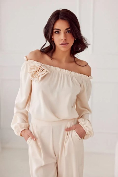 Bluzka model Rosie BEJ BLU0180 Light Beige - Roco Fashion Bluzka model Rosie BEJ BLU0180 Light Beige - Roco Fashion