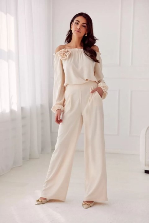 Bluzka model Rosie BEJ BLU0180 Light Beige - Roco Fashion Bluzka model Rosie BEJ BLU0180 Light Beige - Roco Fashion